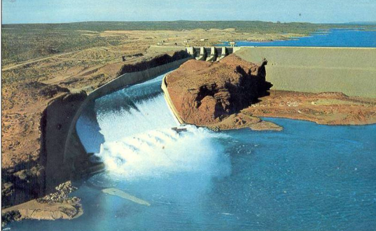 Foto aérea de la Represa Salto Grande vertiendo agua