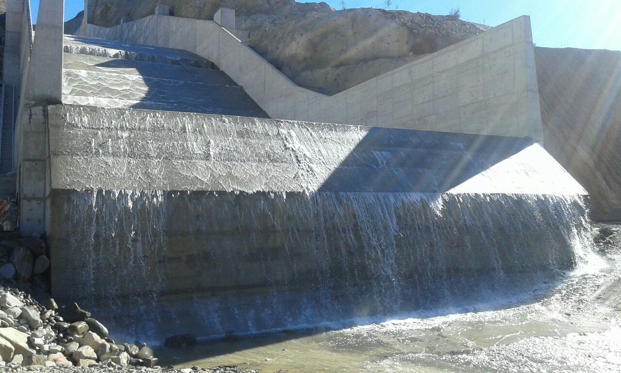 Foto del aliviadero del Dique Punta Negra en su estreno