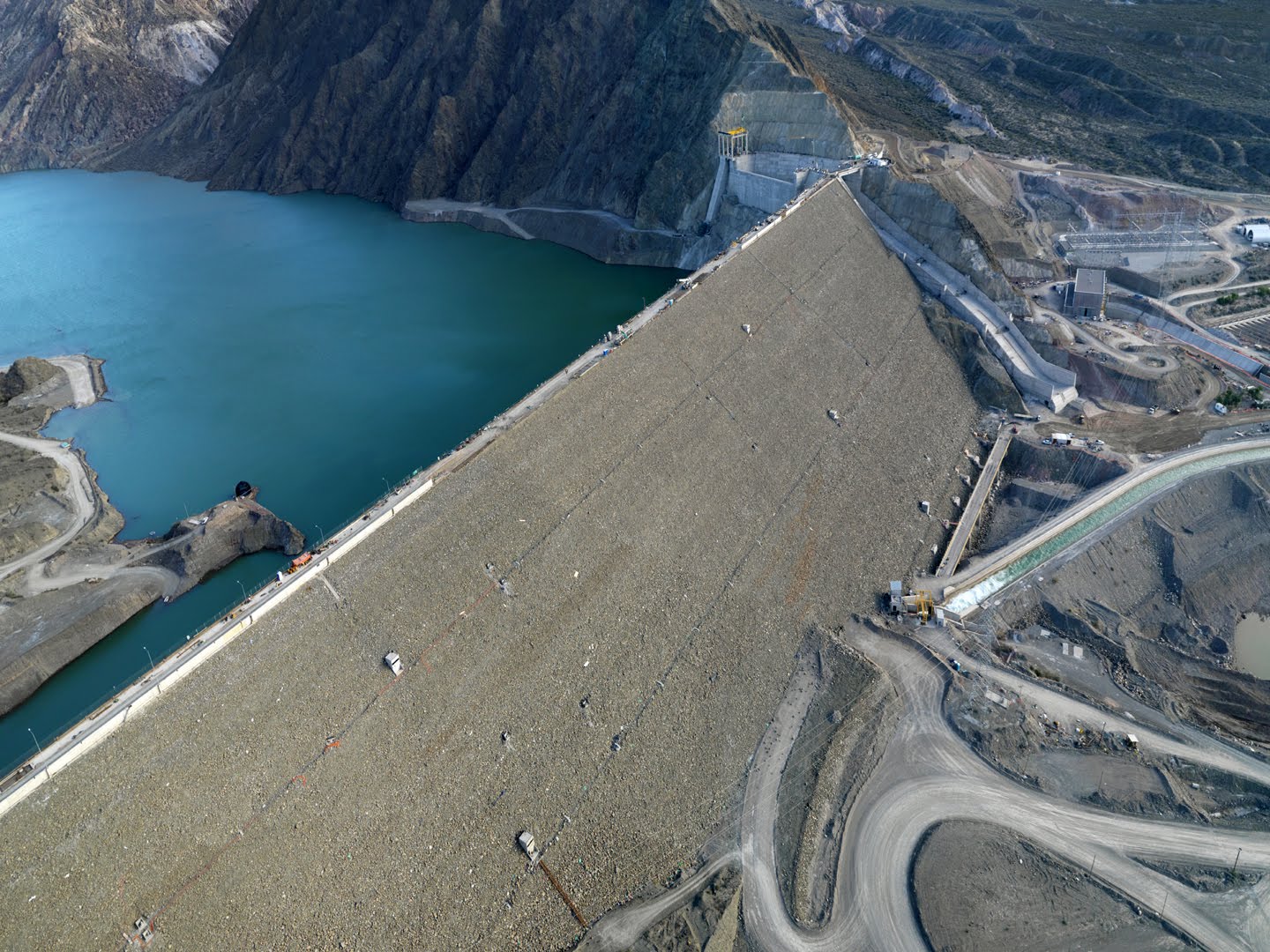 Foto del murallón de la Represa Punta Negra concluido