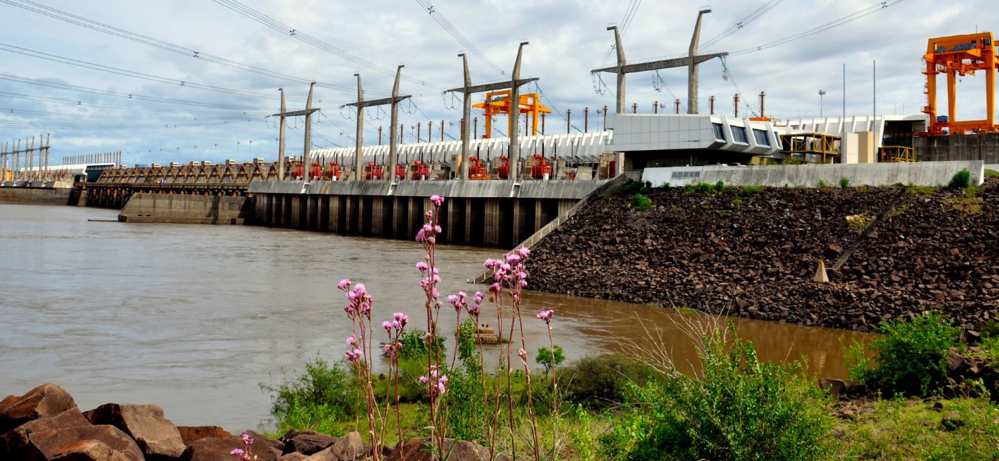 Foto de la Represa Salto Grande en operación