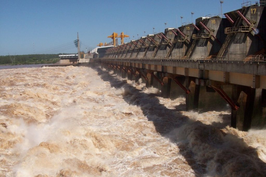 Foto de la Represa Salto Grande vertiendo agua