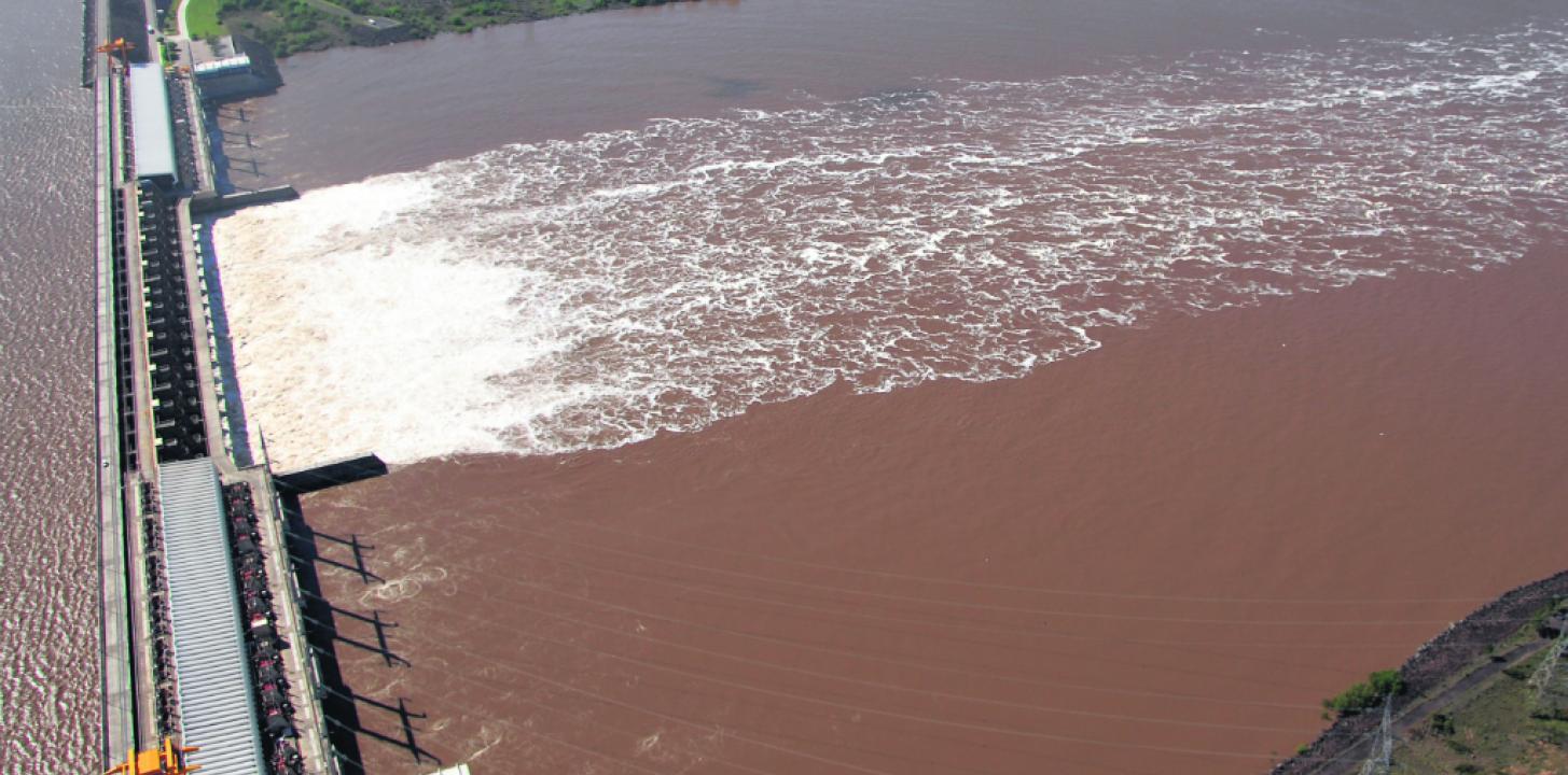 Foto aérea de la Represa Salto Grande vertiendo agua