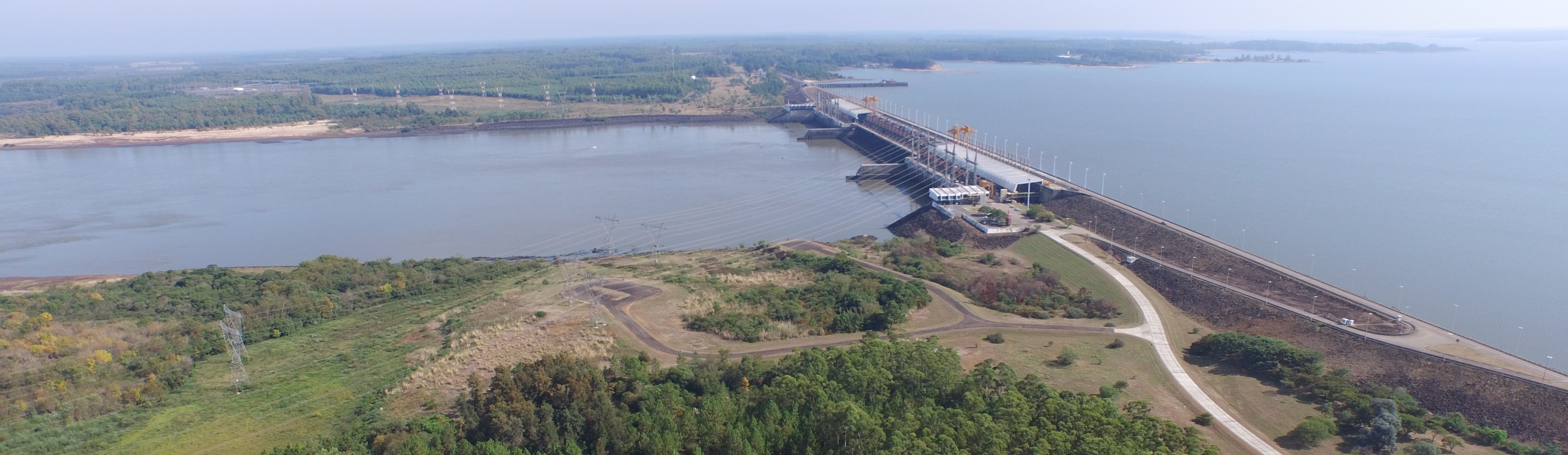 Foto aérea de la Represa Salto Grande en operación