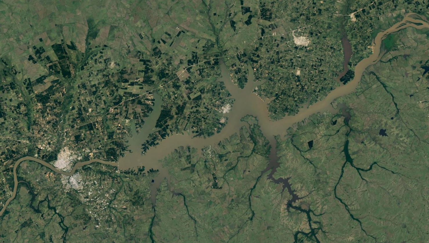 Imagen satelital del embalse de la Represa Salto Grande