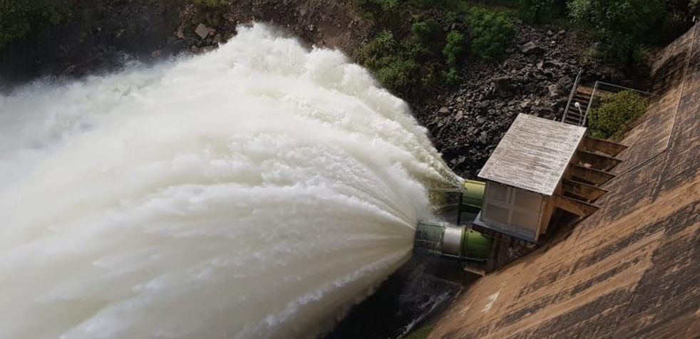 Foto del Dique San Roque vertiendo agua